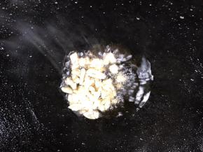 锅留底油，爆香蒜末