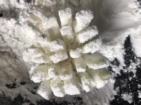 再抹匀淀粉，使其形成菊花形