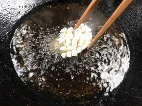 放入裹满淀粉的茄子