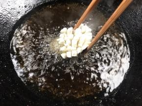 放入裹满淀粉的茄子