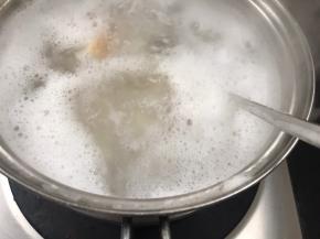 用汤勺经常搅动，以免粘锅，煮30分钟
