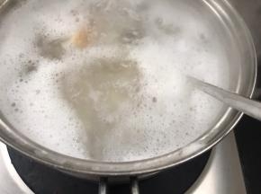 用汤勺经常搅动，以免粘锅，煮30分钟