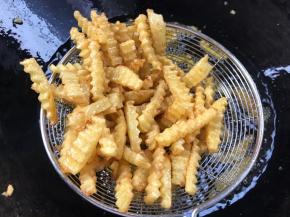 炸至金黄色捞出沥干油