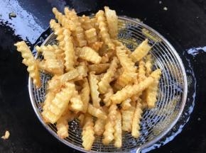 炸至金黄色捞出沥干油
