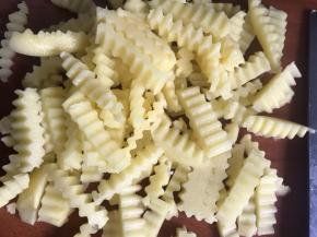 用狼牙刀把土豆切成条状