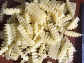 用狼牙刀把土豆切成条状