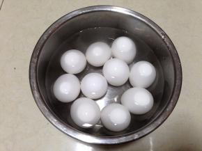 鸡蛋用清水洗净表面