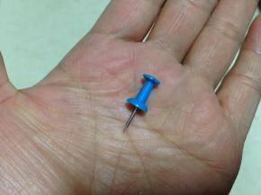 先来一个让鸡蛋轻松去皮的小窍门：准备一个这样的大头针