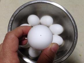 在鸡蛋大头的底部扎一个眼