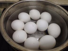 鸡蛋冷水入锅大火煮开，开锅后5分钟关火过凉