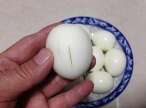 鸡蛋用快一点的刀子在鸡蛋表面划上几刀