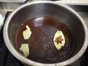 剩肉汤撇去浮油不要，加入大料和香叶大火煮开