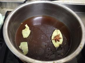 剩肉汤撇去浮油不要，加入大料和香叶大火煮开