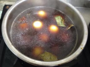 最后把鸡蛋放入汤中再放进冰箱冷泡一个晚上。浸泡时间越长越好吃。