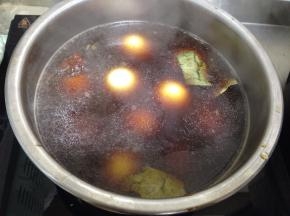 最后把鸡蛋放入汤中再放进冰箱冷泡一个晚上。浸泡时间越长越好吃。