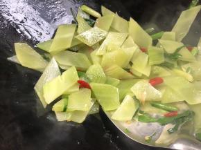 倒入莴笋，翻炒至变色