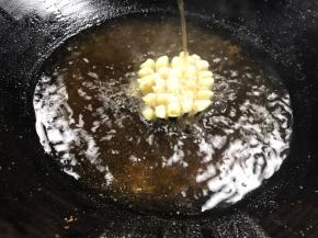 再把热油不停的浇在茄子上面