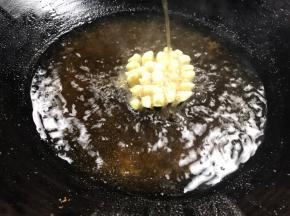 再把热油不停的浇在茄子上面