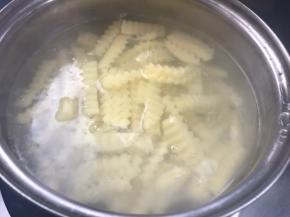 放入开水锅中烫至变色