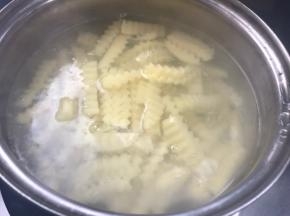 放入开水锅中烫至变色