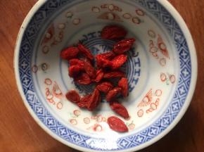 枸杞洗净备用