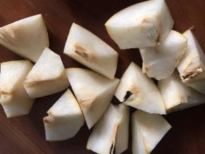 皇冠梨洗净，切成大块（留籽留皮）