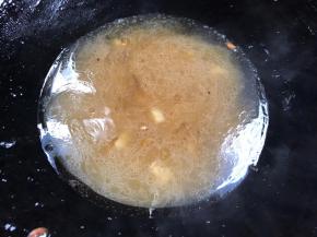 倒入淀粉水勾芡