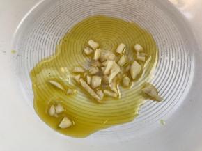 锅烧热油爆香蒜末