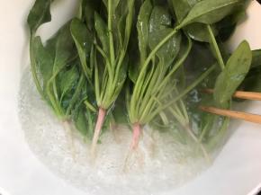 放入菠菜，根本先下锅