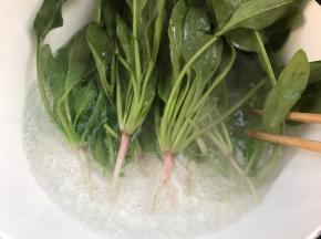 放入菠菜，根本先下锅