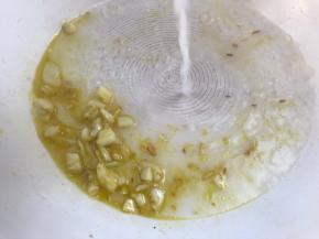 
加入白糖拌匀，再倒入淀粉水勾芡