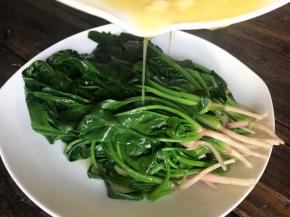 把芡汁浇在装好盘的菠菜上即可