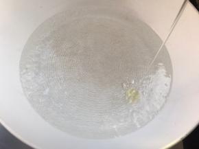 锅烧热水，加适量盐和油