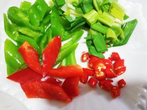 蒜苗切段，青红椒切块，米椒切圈。