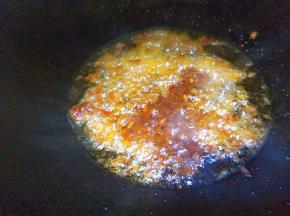 热油炒香豆瓣酱