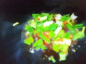 放米椒，蒜苗。