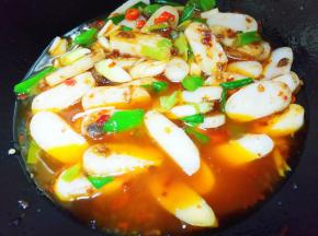 加适量水将年糕煮软