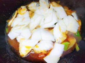 放入白菜梆焖一分钟。