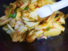 翻匀放盐，胡椒粉，鸡精调味。