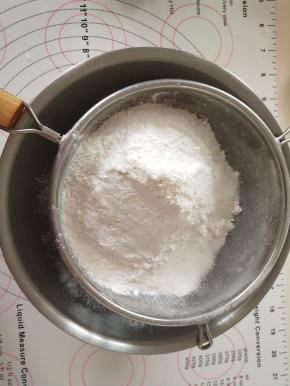 粉类过筛备用。
