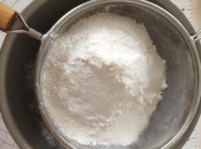 粉类过筛备用。
