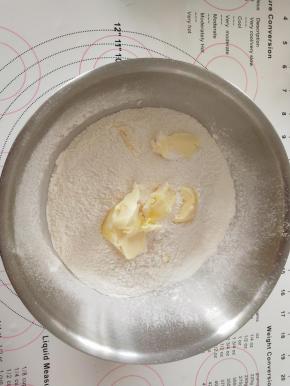 将黄油放入粉类里用手搓成面包糠状。