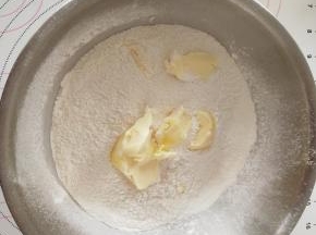 将黄油放入粉类里用手搓成面包糠状。