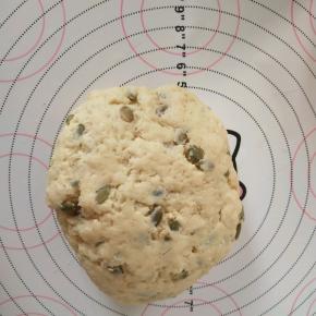 	面团包保鲜膜后放入冰箱冷藏30分钟。