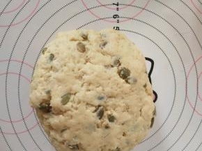 	面团包保鲜膜后放入冰箱冷藏30分钟。