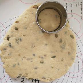 	将面团擀成后1厘米左右的厚片。用直径6厘米的圆形切膜切成圆形。
