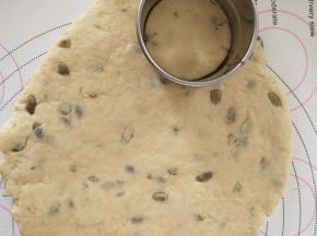 	将面团擀成后1厘米左右的厚片。用直径6厘米的圆形切膜切成圆形。
