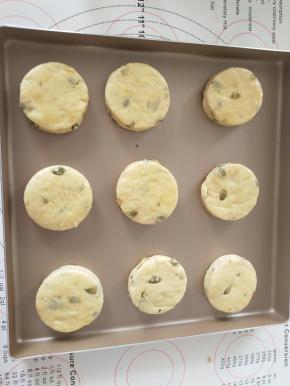 摆入金盘中，表面刷全蛋液。烤箱中层180度 15到20分钟。
