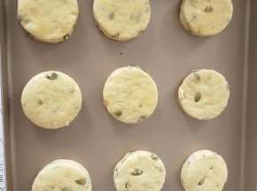 摆入金盘中，表面刷全蛋液。烤箱中层180度 15到20分钟。
