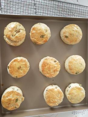 表面变成金黄色是即可，出炉脱模放凉。